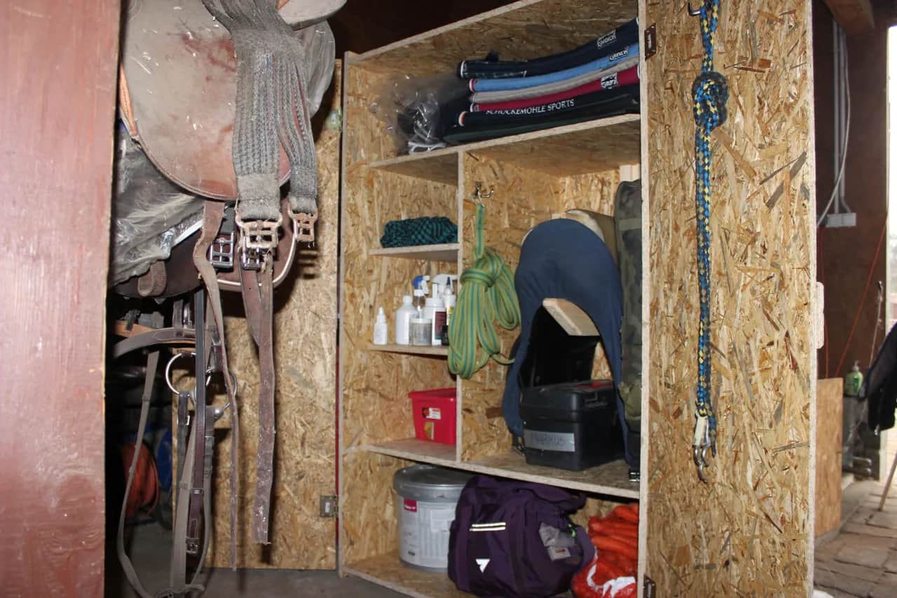 Szafa na sprzęt jeździecki: Wybierz mądrze! Poradnik + DIY